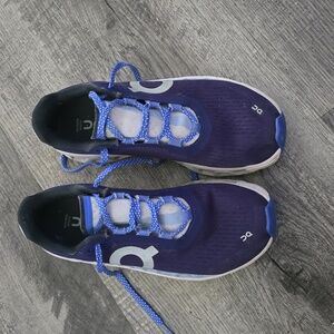 On cloud shoes size 8.5